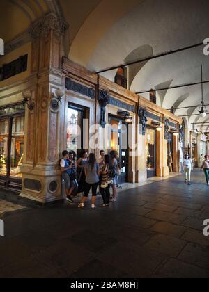 Caffè Baratti & Milano est un café historique parmi les plus anciens et les plus prestigieux de Turin, Piémont, Italie, Europe Banque D'Images