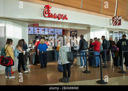 Passagers en file d'attente dans un restaurant Chick-fil-A de l'aéroport international de San José, vu le jeudi 13 février 2020. Banque D'Images