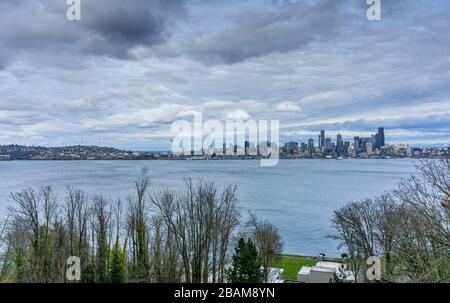 Des nuages sombres surpassent les gratte-ciel de Seattle. Banque D'Images