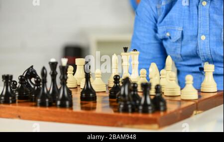 Logiques de développement. Apprendre à jouer aux échecs. Le mauvais déplacement annule les bons. Leçon d'échecs. Concept de stratégie. Jouer aux échecs. Passe-temps intellectuel. Figures sur le tableau d'échecs en bois. En pensant à l'étape suivante. Banque D'Images