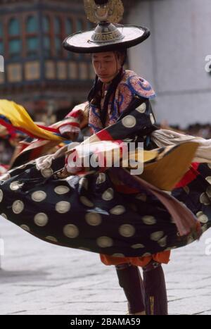 Une danseuse de moine tourne et danse dans la zone de danse principale pendant le festival annuel Thimphu Tsechu au Bhoutan. (10-10-89) BX35 Banque D'Images