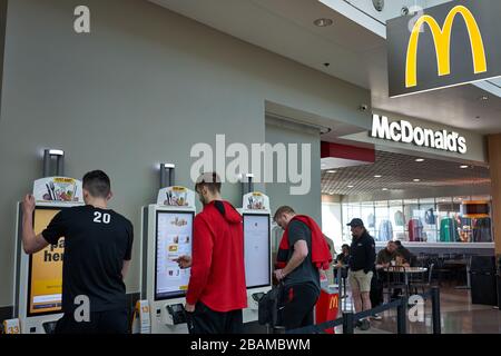 Les clients utilisent des bornes en libre-service pour passer leurs commandes dans un restaurant McDonald's de l'aéroport international de Portland le dimanche 23 février 2020. Banque D'Images