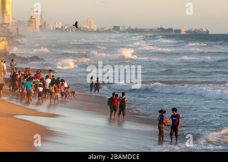 Les habitants de la plage de Galle face Green à Colombo, Sri Lanka Banque D'Images