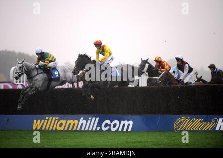 Shooters Wood, monté par James Cowley (au centre) et moi-même monté par Tony McCoy (à l'extrême gauche), sautent la clôture pendant la William Hill - la maison de Betting handicap Chase Banque D'Images