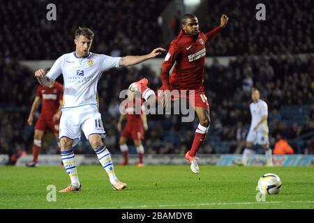 Charlton Athletic Bradley Pritchard (à droite) et Leeds United's Luke Varney (à gauche) bataille pour le ballon Banque D'Images