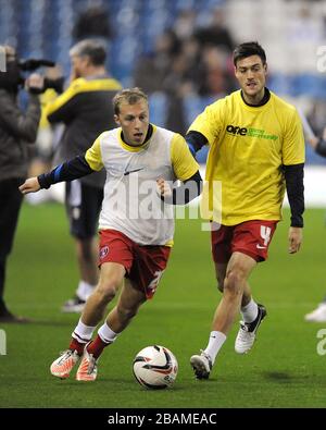 Chris Solly (à gauche) et Johnnie Jackson (à droite) de Charlton Athletic lors de l'échauffement Banque D'Images