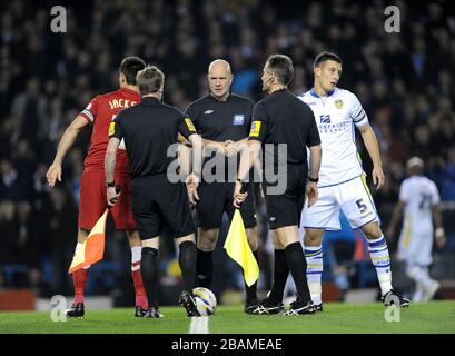 Charlton Athletic capitaine Johnnie Jackson (à gauche) secoue les mains avec le capitaine Leeds United, Jason Pearce (à droite), alors que l'arbitre de match Nigel Miller (au centre) regarde Banque D'Images