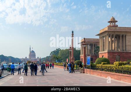 Bâtiments gouvernementaux sur Rajpath en direction de Rashtrapati Bhavan (le palais présidentiel), New Delhi, Delhi, Inde Banque D'Images