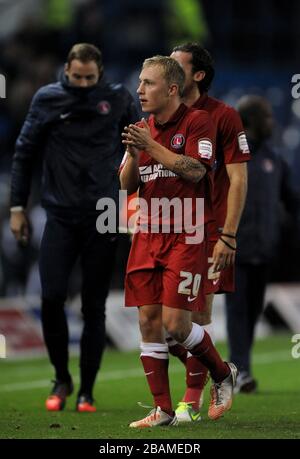 Chris Solly, de Charlton Athletic, reconnaît les fans de Away après le coup d'alerte final Banque D'Images