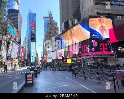 The Times Square où il y a anormalement peu de personnes pour l'impact de COVID-19 à New York City NY USA à 15:42 PM le 27 mars 2020. Banque D'Images