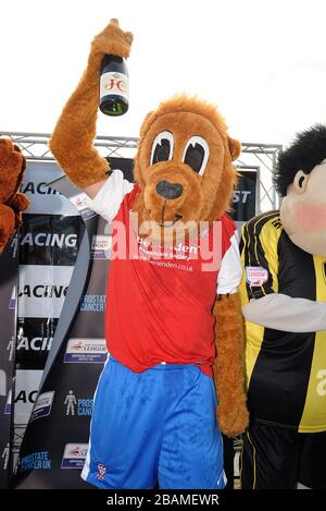 Yorkie The Lion du York City FC célèbre avec une bouteille de champagne après avoir remporté la course Mascot de Football League, en soutien de Prostate Cancer UK. Banque D'Images