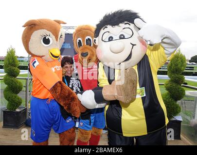 Gagnants de la course Mascot de Football League, en soutien de Prostate Cancer UK. De gauche à droite, Oldham Athletic AFC's Chaddy Owl, Sukhi Dale (Prostate Cancer UK), York City FC's Yorkie the Lion et Burton Albion FC Billy Brewer Banque D'Images