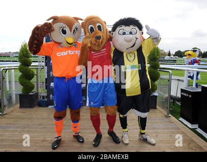 Gagnants de la course Mascot de Football League, en soutien au Prostate Cancer UK. Vainqueur du York City FC Yorkie The Lion (centre), deuxième place Burton Albion FC Billy Brewer (droite) et 3ème place Oldham Athletic AFC's Chaddy Owl (gauche) Banque D'Images