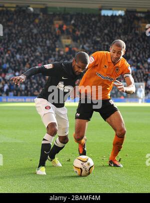 Karl Henry de Wolverhampton Wanderers (à droite) et Bradley Pritchard de Charlton Athletic affrontent le ballon Banque D'Images