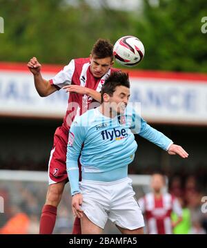 Cheltenham Town's Marlon Pack (à gauche) et Matt Oakley (à droite) d'Exeter City en action Banque D'Images