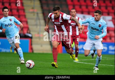 Cheltenham Town's Marlon Pack (à gauche) et Arron Davis d'Exeter City (à droite) Banque D'Images