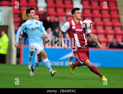 Cheltenham Town's Marlon Pack (à droite) et Jimmy Keohane (à gauche) d'Exeter City Banque D'Images