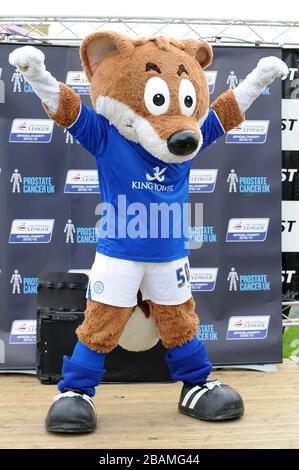 La mascotte de Leicester City Filbert Fox, à la suite de la course Mascot de la Football League, soutient Prostate Cancer UK. Banque D'Images