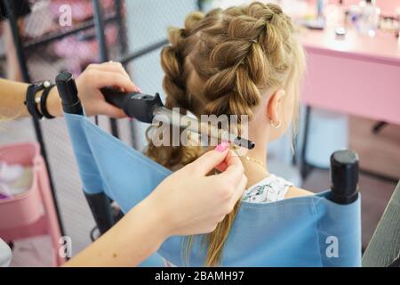 Services de coiffure. Coiffure en cours de renouvellement. Processus de coiffure. Salon de coiffure pour enfants Banque D'Images