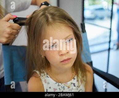 Services de coiffure. Coiffure en cours de renouvellement. Processus de coiffure. Salon de coiffure pour enfants Banque D'Images