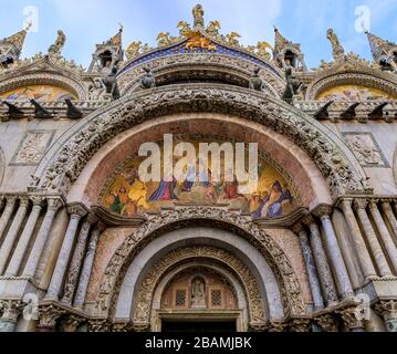 La basilique Saint-Marc est ornée de mosaïques de façade sur le portail principal représentant le Christ et le jugement dernier sur la place Saint-Marc ou San Marco, Venise, Italie Banque D'Images