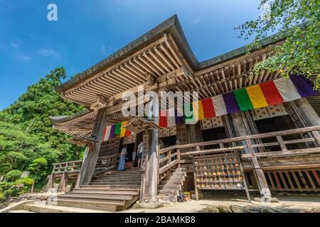 Yamagata, Japon - 31 juillet 2019 : vue latérale de la salle Konpon Chudo du temple de Yamadera. Le bâtiment le plus ancien du Japon, en bois de hêtre Banque D'Images