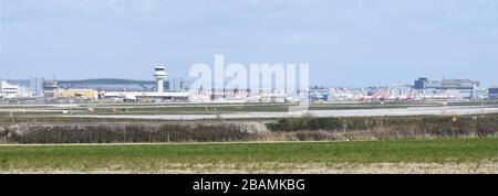 Vue sur la tour de contrôle de la circulation aérienne à l'aéroport de Gatwick avec beaucoup de British Airways et d'avions mis à la terre easyJet stationnés en raison d'un arrêt par Covid19 Banque D'Images