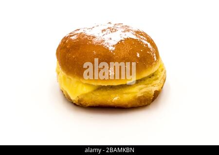 Bola de Berlim, ou Billim ball, une pâtisserie portugaise faite d'un beignet frit rempli de crème aigre-douce et roulé dans du sucre croustillant sur un backgr blanc Banque D'Images
