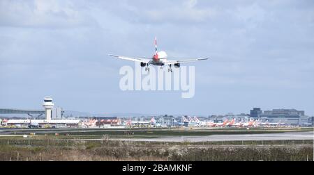 Un Airbus G-DBCA de British Airways A319-131 est relié à la terre à l'aéroport de Gatwick par de nombreux avions mis à la terre en raison du coronavirus de Covid-19 Banque D'Images