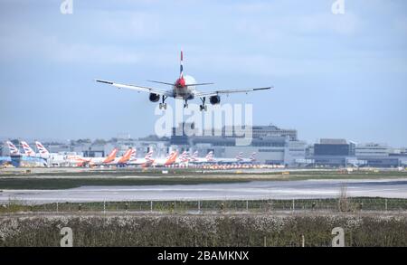 Un Airbus G-DBCA de British Airways A319-131 est relié à la terre à l'aéroport de Gatwick par de nombreux avions mis à la terre en raison du coronavirus de Covid-19 Banque D'Images