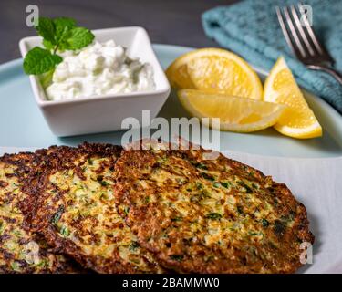 Crêpes de courgettes avec sauce tzatziki. Banque D'Images