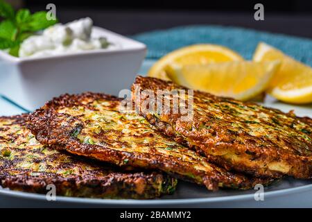 Crêpes de courgettes avec sauce tzatziki. Banque D'Images