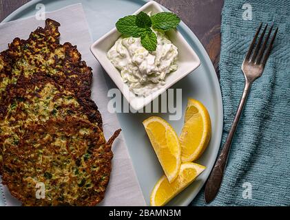 Crêpes de courgettes avec sauce tzatziki. Banque D'Images