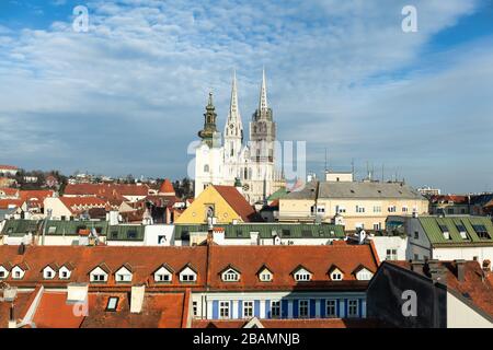 Zagreb, Croatie - 24 février 2019 : toits rouges et cathédrale de Zagreb Banque D'Images