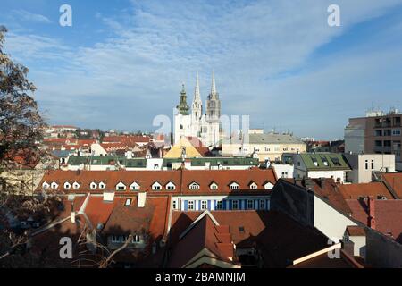 Zagreb, Croatie - 24 février 2019 : toits rouges et cathédrale de Zagreb Banque D'Images