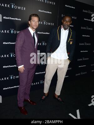 Manhattan, États-Unis d'Amérique. 31 juillet 2017. NEW YORK, NY - 31 JUILLET : Matthew McConaughey, Idris Elba assiste à la première de New York de la "Tour noire" au Musée d'art moderne le 31 juillet 2017 à New York. Population: Matthew McConaughey, Idris Elba Credit: Storms Media Group/Alay Live News Banque D'Images