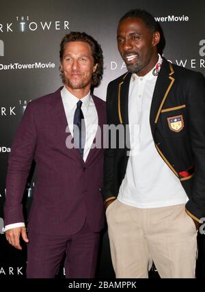 Manhattan, États-Unis d'Amérique. 31 juillet 2017. NEW YORK, NY - 31 JUILLET : Matthew McConaughey, Idris Elba assiste à la première de New York de la "Tour noire" au Musée d'art moderne le 31 juillet 2017 à New York. Population: Matthew McConaughey, Idris Elba Credit: Storms Media Group/Alay Live News Banque D'Images