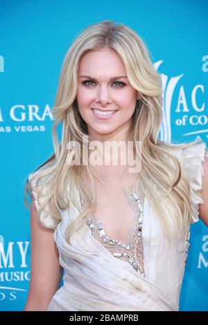 LAS VEGAS - 18 AVRIL : Laura Bell Bundy arrive pour le 45ème prix annuel de la musique country à la MGM Grand Garden Arena le 18 avril 2010 à Las Vegas, Nevada. Personnes: Laura Bell Bundy Banque D'Images