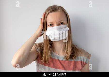 Femme malade portant un masque médical pour la protection Banque D'Images