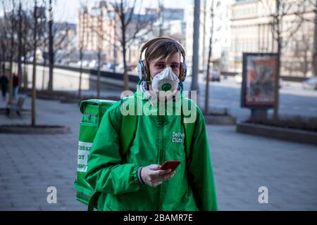 Moscou, Russie. 28 mars 2020 un service de livraison populaire de nourriture "Delivery Club" accepte les commandes au centre de Moscou pendant l'épidémie de coronavirus COVID-19 en Russie Banque D'Images