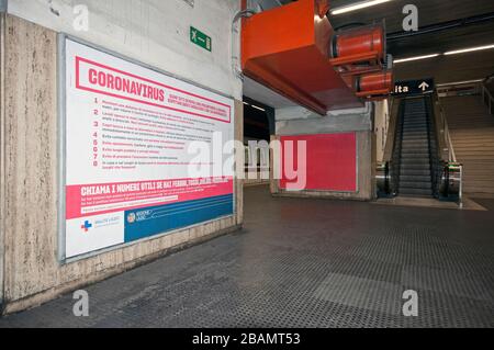 Panneau d'information à la station de métro pendant l'urgence de Coronavirus, Rome, Italie Banque D'Images