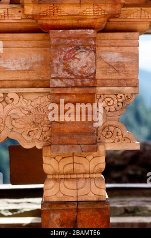 Élaboration de carviing pour soutenir les bois sur un ajout au monastère de Tango au Bhoutan. (23-09-89) BX10 Banque D'Images