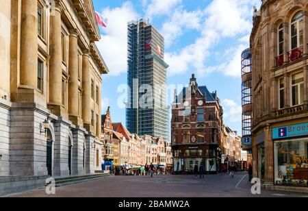 Vue sur le centre-ville d'Utrecht avec l'hôtel de ville et la tour Dom, entouré d'échafaudages en raison de travaux de rénovation. Utrecht, pays-Bas. Banque D'Images