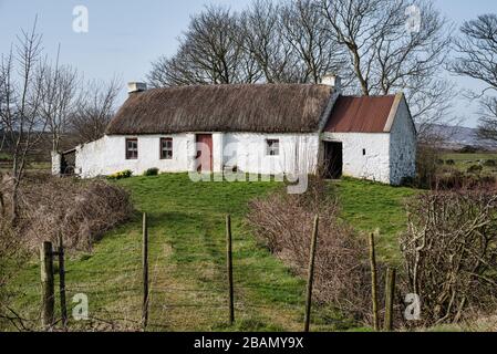 Donegal, Irlande - 22 mars 2020: C'est un vieux chalet de chaume abandonné à Donegal Irlande Banque D'Images