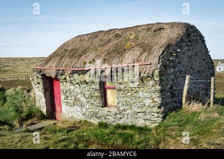 Donegal, Irlande - 22 mars 2020: C'est un vieux chalet de chaume abandonné à Donegal Irlande Banque D'Images