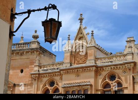 Détail de la ligne de toit élaborée sur un bâtiment de la place Saint-Paul, au coeur de la ville historique fortifiée de Mdina, Malte. Banque D'Images