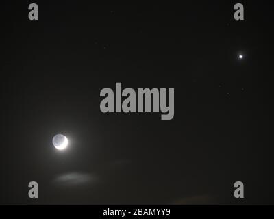 Sheerness, Kent, Royaume-Uni. 28 mars 2020. La lune à côté de Vénus dans le ciel clair de nuit au-dessus de Sheerness, Kent. Crédit: James Bell/Alay Live News Banque D'Images