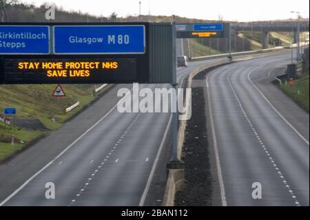 Glasgow, Royaume-Uni. 28 mars 2020. Sur la photo: Panneaux routiers tout le long des autoroutes M 8 et M 80 qui lisent: "RESTER À DOMICILE PROTÉGER les vies DE SAUVEGARDE NHS" la pandémie de Coronavirus a forcé le gouvernement britannique à ordonner la fermeture de toutes les grandes villes britanniques et à faire rester chez soi, ce qui a laissé les autoroutes et toutes les autres routes libres du nez habituel à la queue qui serait autrement là. Crédit : Colin Fisher/Alay Live News Banque D'Images