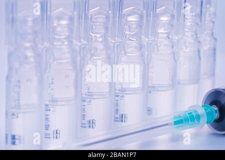 Rangée d'ampoules et de seringues en plastique. Thème de la santé, du traitement et des sciences médicales modernes Banque D'Images