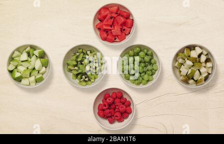 Fruits frais mélangés isolés.Fond de nourriture biologique.Manger sainement, aimer les fruits, manger propre. Banque D'Images